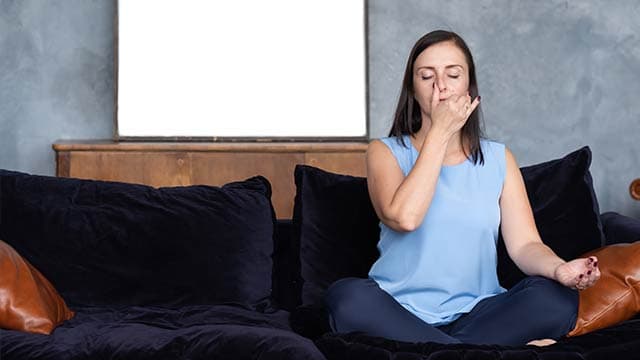 Ali Chahat donne des cours de yoga à la maison