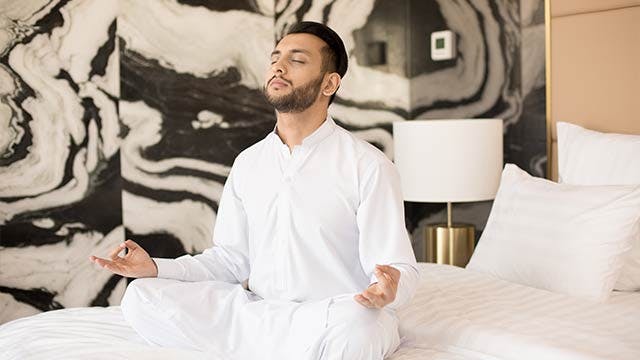 Ali Chahat donne des cours de yoga à la maison